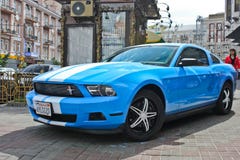 Kiev, Ucrania; 10 de abril de 2014 Ford Mustang en la ciudad fotografía de archivo Kiev, Ucrania; 10 de abril de 2014 Ford Mustang en la ciudad fotografía de archivo