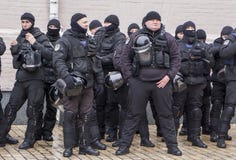 Kiev, Ucrania - 18 de enero: Los policías ucranianos en uniformes negros en el cuadrado de Mikhailovskaya están guardando la orde foto de archivo libre de regalías Kiev, Ucrania - 18 de enero: Los policías ucranianos en uniformes negros en el cuadrado de Mikhailovskaya están guardando la orde foto de archivo libre de regalías