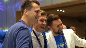 KIEV, UCRANIA - 1 DE MAYO DE 2017: Hombres que llevan la competencia de la Eurovisión que presenta para las cámaras KIEV, UCRANIA - 1 DE MAYO DE 2017: Hombres que llevan la competencia de la Eurovisión que presenta para las cámaras