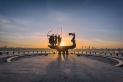 Kiev, Ucrania - 5 de mayo de 2018: Monumento a los fundadores de Kiev Kiev en la salida del sol, paisaje urbano hermoso en luz de fotos de archivo Kiev, Ucrania - 5 de mayo de 2018: Monumento a los fundadores de Kiev Kiev en la salida del sol, paisaje urbano hermoso en luz de fotos de archivo