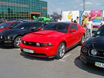 Kiev - Ucrania, el 22 de mayo de 2011, tres Ford Mustang Nueva y vieja generación fotografía de archivo Kiev - Ucrania, el 22 de mayo de 2011, tres Ford Mustang Nueva y vieja generación fotografía de archivo
