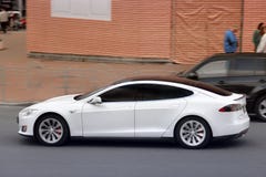 Kiev, Ucrânia - 3 de maio de 2019: Tesla Model S no movimento fotografia de stock royalty free Kiev, Ucrânia - 3 de maio de 2019: Tesla Model S no movimento fotografia de stock royalty free