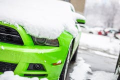 Kiev Ukraina - Februari 09 2018: Kraftig Ford Mustang Boss upplaga parkerat utomhus- under-snöfall på den ljusa vinterdagen royaltyfria bilder Kiev Ukraina - Februari 09 2018: Kraftig Ford Mustang Boss upplaga parkerat utomhus- under-snöfall på den ljusa vinterdagen royaltyfria bilder