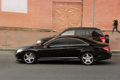 Kiev Ukraina - Maj 3, 2019: Svarta lyxiga Mercedes i rörelse royaltyfria foton Kiev Ukraina - Maj 3, 2019: Svarta lyxiga Mercedes i rörelse royaltyfria foton