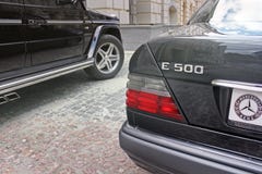 Kiev Ukraina September 6, 2013 Mercedes E500 W124 varg på bakgrunden av härliga gamla hus royaltyfri fotografi Kiev Ukraina September 6, 2013 Mercedes E500 W124 varg på bakgrunden av härliga gamla hus royaltyfri fotografi
