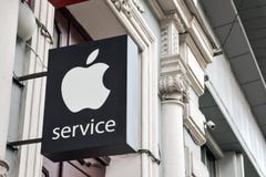 KIEV, UKRAINE – 19 September, 2018: Apple Store service logo at the street. Apple service lightbox with brand, logo royalty free stock images KIEV, UKRAINE – 19 September, 2018: Apple Store service logo at the street. Apple service lightbox with brand, logo royalty free stock images