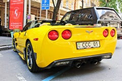 Kiew, Ukraine; Am 3. April 2014; Chevrolet Corvette Kabriolett in der Stadt lizenzfreie stockfotografie Kiew, Ukraine; Am 3. April 2014; Chevrolet Corvette Kabriolett in der Stadt lizenzfreie stockfotografie