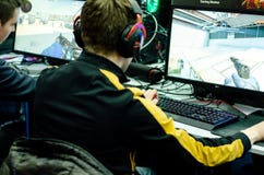Kiew, Ukraine - 12. April 2019: Die Kerle spielen ein Videospiel stockbild Kiew, Ukraine - 12. April 2019: Die Kerle spielen ein Videospiel stockbild