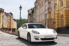Kiew, Ukraine, am 25. Juni 2015; Porsche Panamera 4S stockfotografie Kiew, Ukraine, am 25. Juni 2015; Porsche Panamera 4S stockfotografie