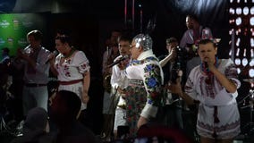 KIEW, UKRAINE - 7. MAI 2017: Leistung Verka Serduchka in dem Stadium auf der Partei stock video footage KIEW, UKRAINE - 7. MAI 2017: Leistung Verka Serduchka in dem Stadium auf der Partei stock video footage