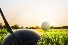 Kij golfowy i piłka golfowa na zielonej trawie gotowej bawić się obraz royalty free Kij golfowy i piłka golfowa na zielonej trawie gotowej bawić się obraz royalty free