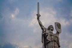 Kij?w, Ukraina 8 04 2019 Zabytek kraj ojczysty z kordzikiem i desk? od metalu jest od USSR du?y statua fotografia royalty free Kij?w, Ukraina 8 04 2019 Zabytek kraj ojczysty z kordzikiem i desk? od metalu jest od USSR du?y statua fotografia royalty free