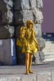 Kijów, Ukraina, 07 august 2018 Dziewczyna przedstawia statuę na miasto ulicie Żywa statua malująca w złocie zdjęcia stock Kijów, Ukraina, 07 august 2018 Dziewczyna przedstawia statuę na miasto ulicie Żywa statua malująca w złocie zdjęcia stock