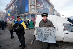 KIJÓW, UKRAINA: Demonstranci z krajowymi symbolami i sztandaru wezwaniem dla prezydenta rezygnować podczas antyrządowego protesta obraz royalty free KIJÓW, UKRAINA: Demonstranci z krajowymi symbolami i sztandaru wezwaniem dla prezydenta rezygnować podczas antyrządowego protesta obraz royalty free