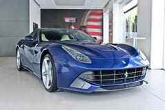 Kijów, Ukraina; Kwiecień 22, 2015 Błękitny sporta samochód Ferrari F12 fotografia royalty free Kijów, Ukraina; Kwiecień 22, 2015 Błękitny sporta samochód Ferrari F12 fotografia royalty free