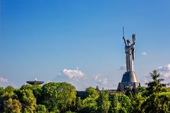 KIJÓW UKRAINA, MAJ, - 09: Kraju ojczystego zabytek także znać jako Rodina-Mat, dekorujący z czerwonym makowym kwiatu wiankiem na obrazy stock KIJÓW UKRAINA, MAJ, - 09: Kraju ojczystego zabytek także znać jako Rodina-Mat, dekorujący z czerwonym makowym kwiatu wiankiem na obrazy stock