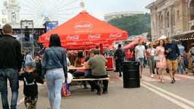 Kijów, Ukraina, Maj 2019: - mieszkanowie miasto i turyści w Kijowskim spacerze w weekendzie na Kontraktova kwadracie Kijów jest zbiory wideo Kijów, Ukraina, Maj 2019: - mieszkanowie miasto i turyści w Kijowskim spacerze w weekendzie na Kontraktova kwadracie Kijów jest zbiory wideo