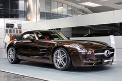 Kijów, Ukraina; Styczeń 20, 2016; Mercedes-Benz SLS 6 3 AMG terenówka na ściennym tle obrazy royalty free Kijów, Ukraina; Styczeń 20, 2016; Mercedes-Benz SLS 6 3 AMG terenówka na ściennym tle obrazy royalty free