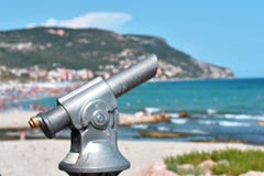 Kikare på sjösidan i en italiensk badort arkivfoton Kikare på sjösidan i en italiensk badort arkivfoton