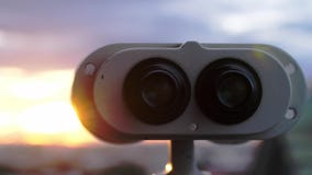 Kikareutkik på staden under fantastisk solnedgång arkivbild Kikareutkik på staden under fantastisk solnedgång arkivbild