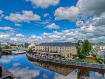 Kilkenny ξενοδοχείο δικαστηρίου ποταμών όπως βλέπει από Kilkenny Castle Kilkenny, Ιρλανδία στοκ εικόνες με δικαίωμα ελεύθερης χρήσης Kilkenny ξενοδοχείο δικαστηρίου ποταμών όπως βλέπει από Kilkenny Castle Kilkenny, Ιρλανδία στοκ εικόνες με δικαίωμα ελεύθερης χρήσης