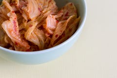 Kimchi λάχανων στο κύπελλο, πολύ δημοφιλή κορεατικά παραδοσιακά ζυμωνομμένα τρόφιμα στοκ φωτογραφίες Kimchi λάχανων στο κύπελλο, πολύ δημοφιλή κορεατικά παραδοσιακά ζυμωνομμένα τρόφιμα στοκ φωτογραφίες