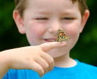 Kind, das eine Basisrecheneinheit anhält stockfotos Kind, das eine Basisrecheneinheit anhält stockfotos