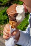 Kind, das Eiscreme isst lizenzfreies stockbild Kind, das Eiscreme isst lizenzfreies stockbild
