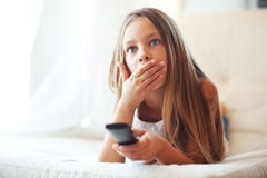 Kind, das Fernsieht lizenzfreies stockfoto Kind, das Fernsieht lizenzfreies stockfoto