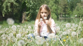 Kind, das im Park, Kinderschlaglöwenzahn-Blumen auf Wiese, Mädchen in der Natur spielt stockfotos Kind, das im Park, Kinderschlaglöwenzahn-Blumen auf Wiese, Mädchen in der Natur spielt stockfotos