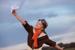Kind, das mit flacher Reise spielt lizenzfreies stockbild Kind, das mit flacher Reise spielt lizenzfreies stockbild