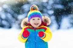 Kind, das mit Schnee im Winter spielt Kinder draußen Lizenzfreies Stockbild Kind, das mit Schnee im Winter spielt Kinder draußen Lizenzfreies Stockbild