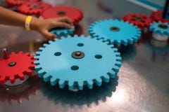 Kind, das mit Spielzeuggängen spielt lizenzfreie stockfotos Kind, das mit Spielzeuggängen spielt lizenzfreie stockfotos