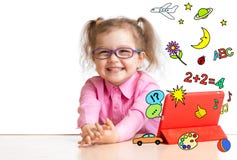 Kind, das mit Tablet-Computer lernt oder spielt stockfoto Kind, das mit Tablet-Computer lernt oder spielt stockfoto