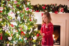 Kind dat Kerstboom verfraait royalty-vrije stock fotografie Kind dat Kerstboom verfraait royalty-vrije stock fotografie