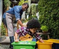 Kind der afrikanischen Abstammung, das recyclebaren Abfall trennt stockfotografie Kind der afrikanischen Abstammung, das recyclebaren Abfall trennt stockfotografie