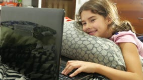 Kind des kleinen Mädchens, das im Notizbuchonline-spiel-Laptop spielt stock video footage Kind des kleinen Mädchens, das im Notizbuchonline-spiel-Laptop spielt stock video footage