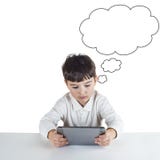 Kind die een digitale tablet gebruiken Royalty-vrije Stock Afbeeldingen Kind die een digitale tablet gebruiken Royalty-vrije Stock Afbeeldingen