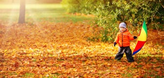 Kind die zich met paraplu in mooie herfstdag bevinden Stock Foto's Kind die zich met paraplu in mooie herfstdag bevinden Stock Foto's