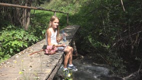 Kind het Spelen door Rivierwater, Jong geitje bij het Kamperen in Bergen, Meisje in Aard stock foto Kind het Spelen door Rivierwater, Jong geitje bij het Kamperen in Bergen, Meisje in Aard stock foto