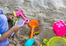 Kind het spelen op de tijd van de strandzomer royalty-vrije stock fotografie Kind het spelen op de tijd van de strandzomer royalty-vrije stock fotografie