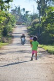 Kind laufen auf der Straße an Phu-Wanne Berk, Petchabun, Thailand stockbilder Kind laufen auf der Straße an Phu-Wanne Berk, Petchabun, Thailand stockbilder