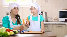 Kind mit sauberen Karotten der Mama stock video Kind mit sauberen Karotten der Mama stock video