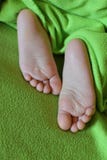 Kind naakte voeten op groen stock afbeelding Kind naakte voeten op groen stock afbeelding