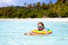 Kind op tropisch strand Overzeese vakantie met jonge geitjes stock foto's Kind op tropisch strand Overzeese vakantie met jonge geitjes stock foto's