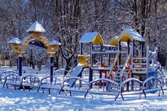 Kind-` s Spielplatz bedeckt mit Schnee stockfotos Kind-` s Spielplatz bedeckt mit Schnee stockfotos