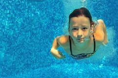 Kind schwimmt im Unterwasser Pool, glückliches aktives Mädchen springt, Tauchen und hat Spaß, Kindersport stockbilder Kind schwimmt im Unterwasser Pool, glückliches aktives Mädchen springt, Tauchen und hat Spaß, Kindersport stockbilder