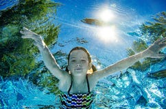 Kind schwimmt unter Wasser im Swimmingpool, gl?ckliches aktives Jugendlichm?dchentauchen und hat Spa? unter Wasser, Kindereignung lizenzfreies stockfoto Kind schwimmt unter Wasser im Swimmingpool, gl?ckliches aktives Jugendlichm?dchentauchen und hat Spa? unter Wasser, Kindereignung lizenzfreies stockfoto