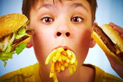 Kind und Schnellimbiß. stockfotografie Kind und Schnellimbiß. stockfotografie