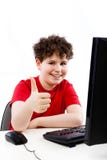 Kind unter Verwendung des Computers getrennt auf weißem Hintergrund stockbild Kind unter Verwendung des Computers getrennt auf weißem Hintergrund stockbild
